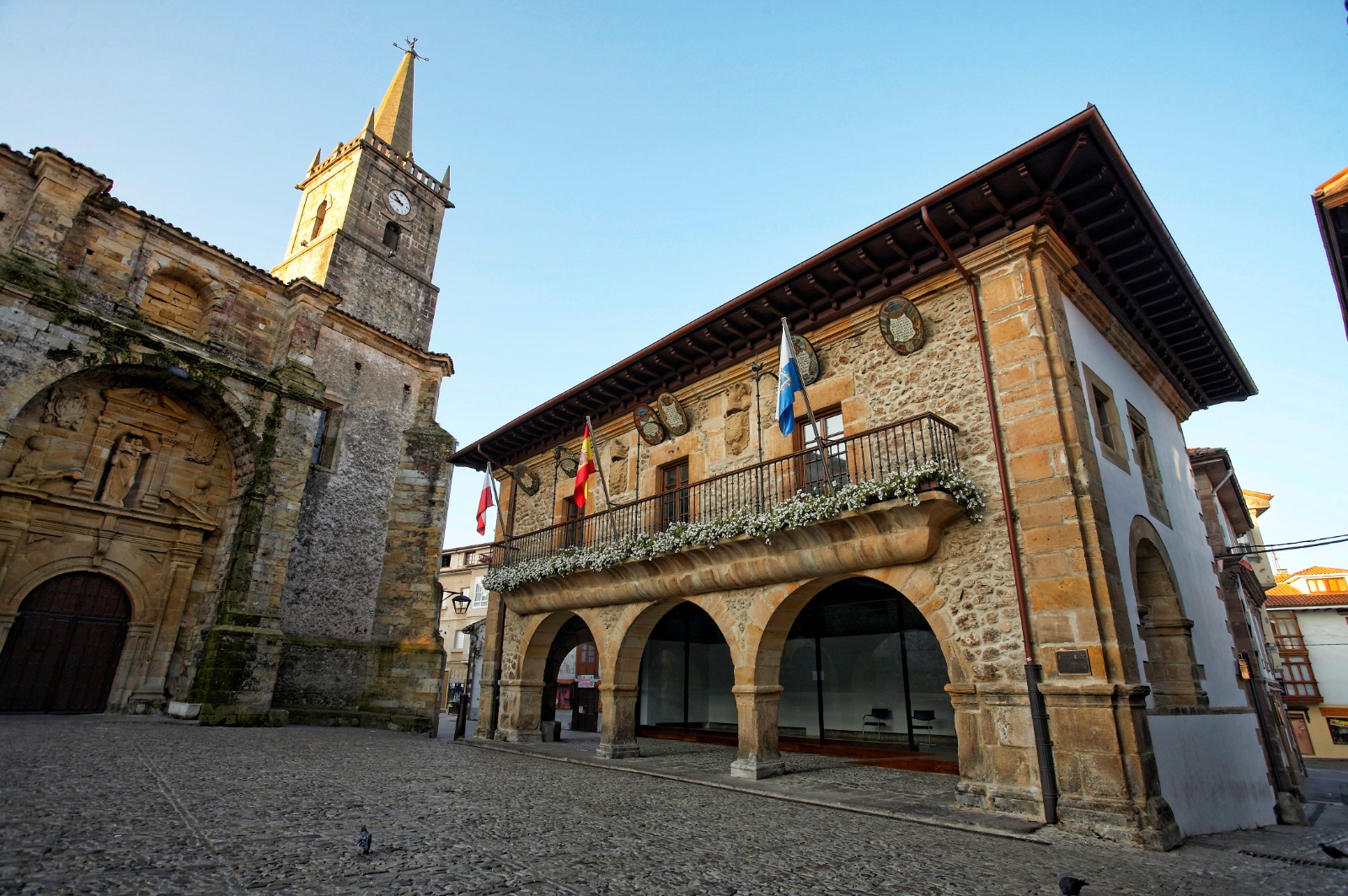 ALÓJATE EN COMILLAS Y DISFRUTA DE UNA VISITA GRATUITA POR LA VILLA Y EL CAPRICHO DE GAUDÍ